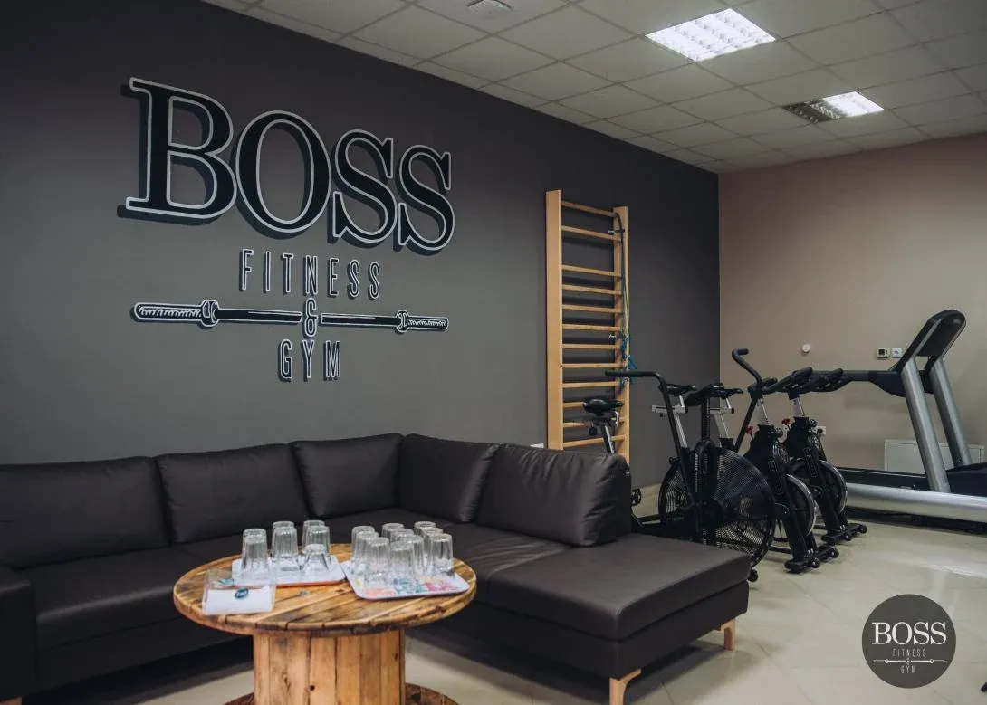 Sala BOSS sa natpisom BOSS na zidu, air bike biciklima i trakom za trčanje